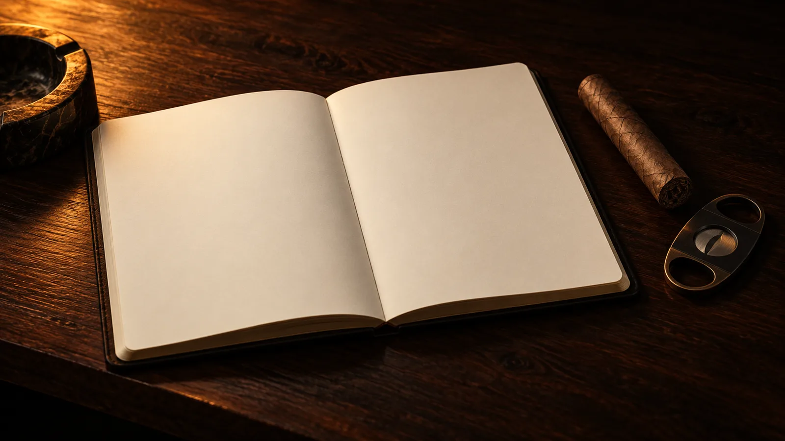Libreta abierta con páginas en blanco sobre una mesa de madera oscura, con un cigarro sin encender y un cortapuros al lado.